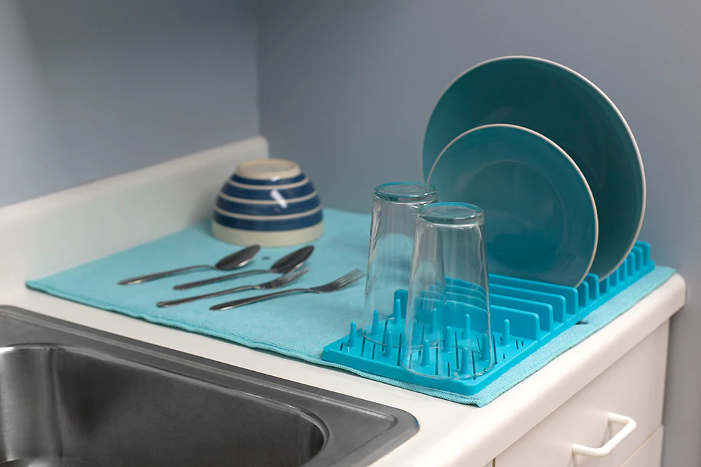 Home Basics Low Profile Plastic Dish Rack with Microfiber Drying Mat, Turquoise - Image 4