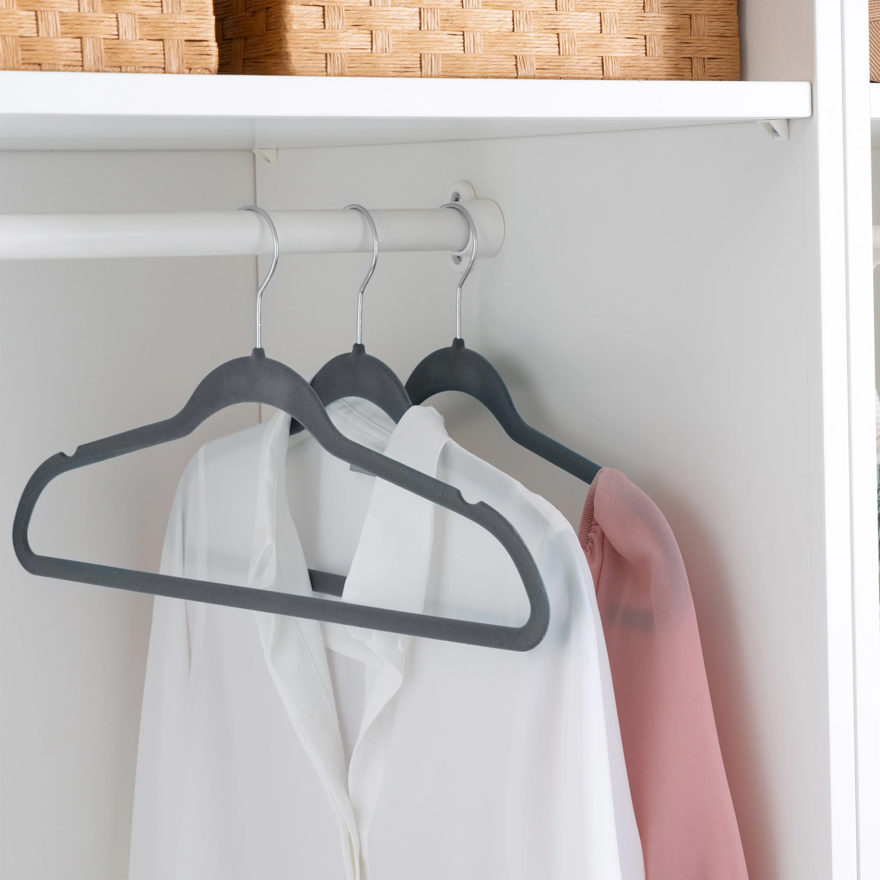 Simplify 25 Pack Slim Velvet Suit Hangers in Grey - Image 4